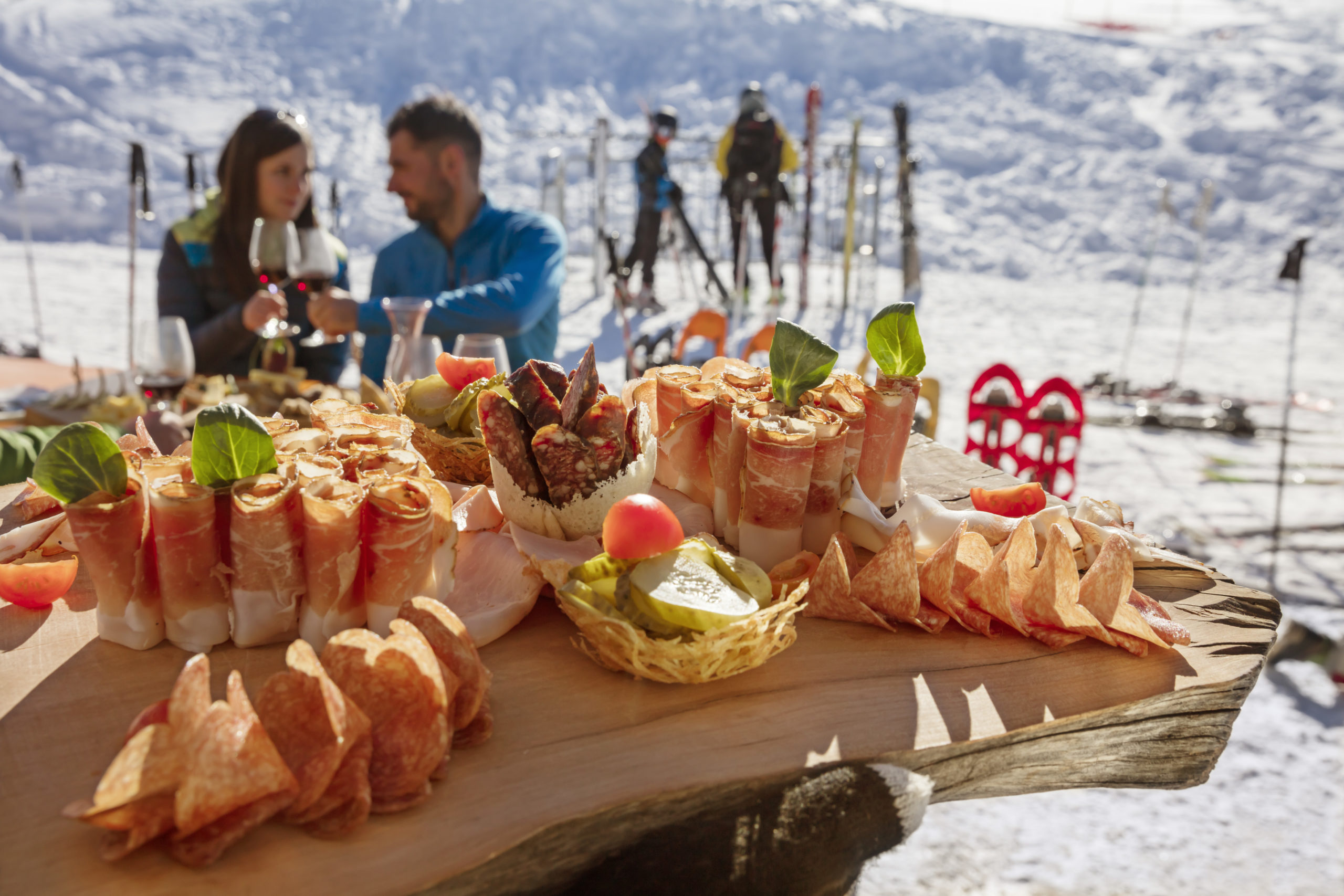 Suedtirol, Vinschgau, Oberes Vinschgau, Gemeinder Graun, Langtaufers,  Neuschnee, Maebener Hütte auf 2014 Meter ü.Meer, Marende mit Speck,