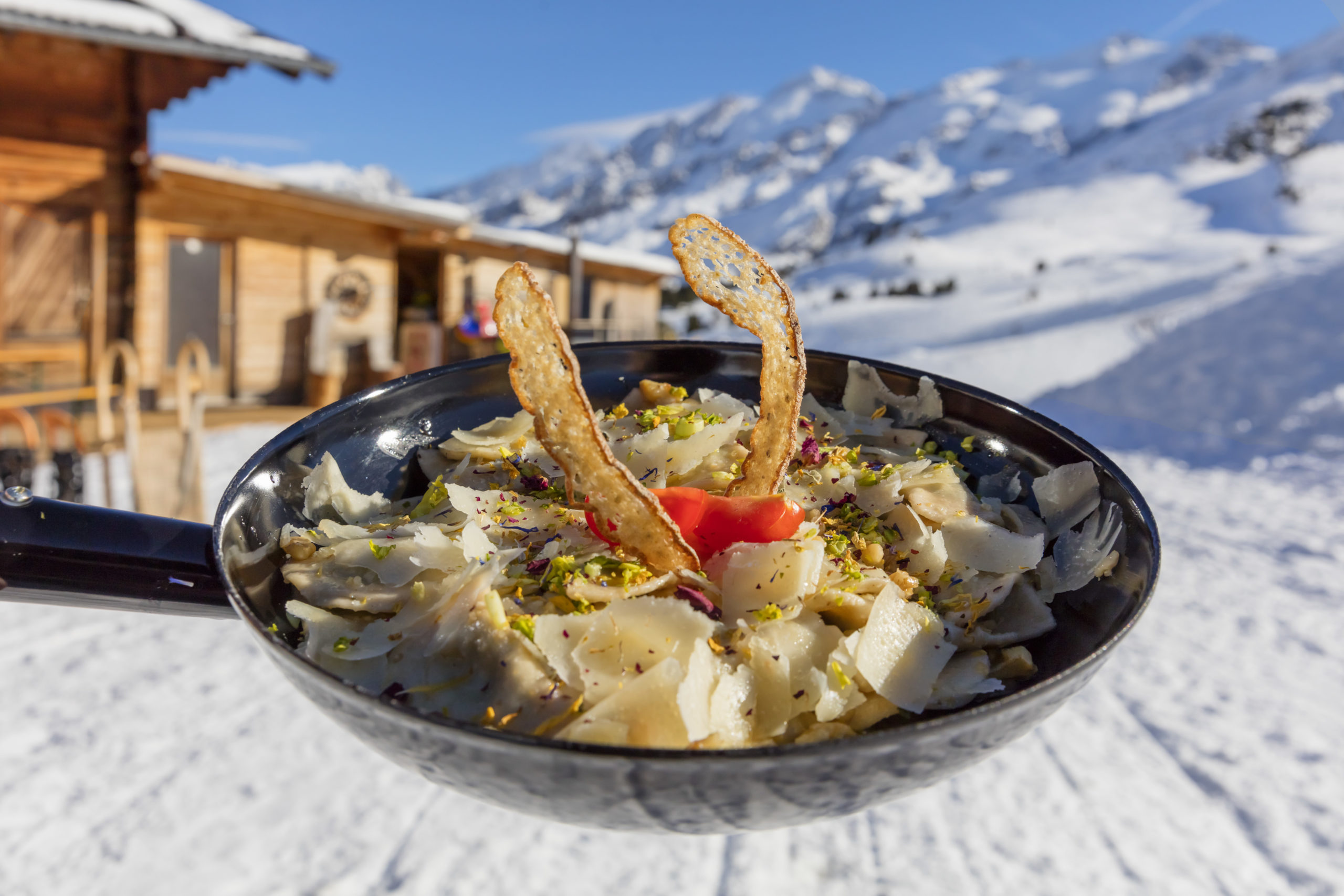 Suedtirol, Vinschgau, Oberes Vinschgau, Gemeinder Graun, Langtaufers, Neuschnee, Maebener Hütte auf 2014 Meter ü.Meer, Schlutzer mit Walnussbutter,